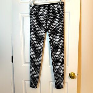 Victoria’s Secret VSX Sports Black and White Leggings Size Medium
